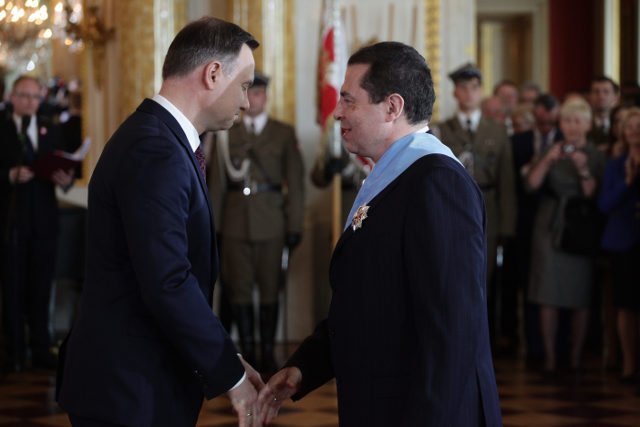 Prezydent odznaczył dziś Bronisława Wildsteina Orderem Orła Białego