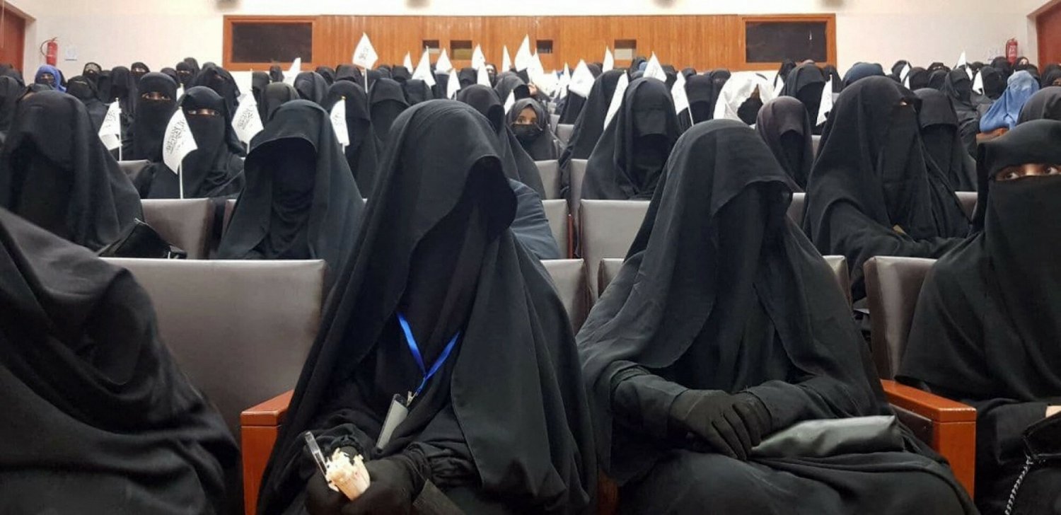 Czy talibowie wprowadzą m.in. nakaz noszenia czarnych rękawiczek, które zakrywają dłonie kobiety? Tego typu reguł nigdy w Afganistanie nie było.