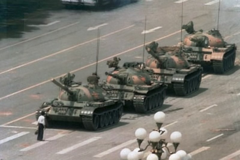 Najsłynniejsze zdjęcie-symbol masakry na pl. Tiananmen 4 czerwca 1989. Jeff Widener wykonał je 5.06.1989