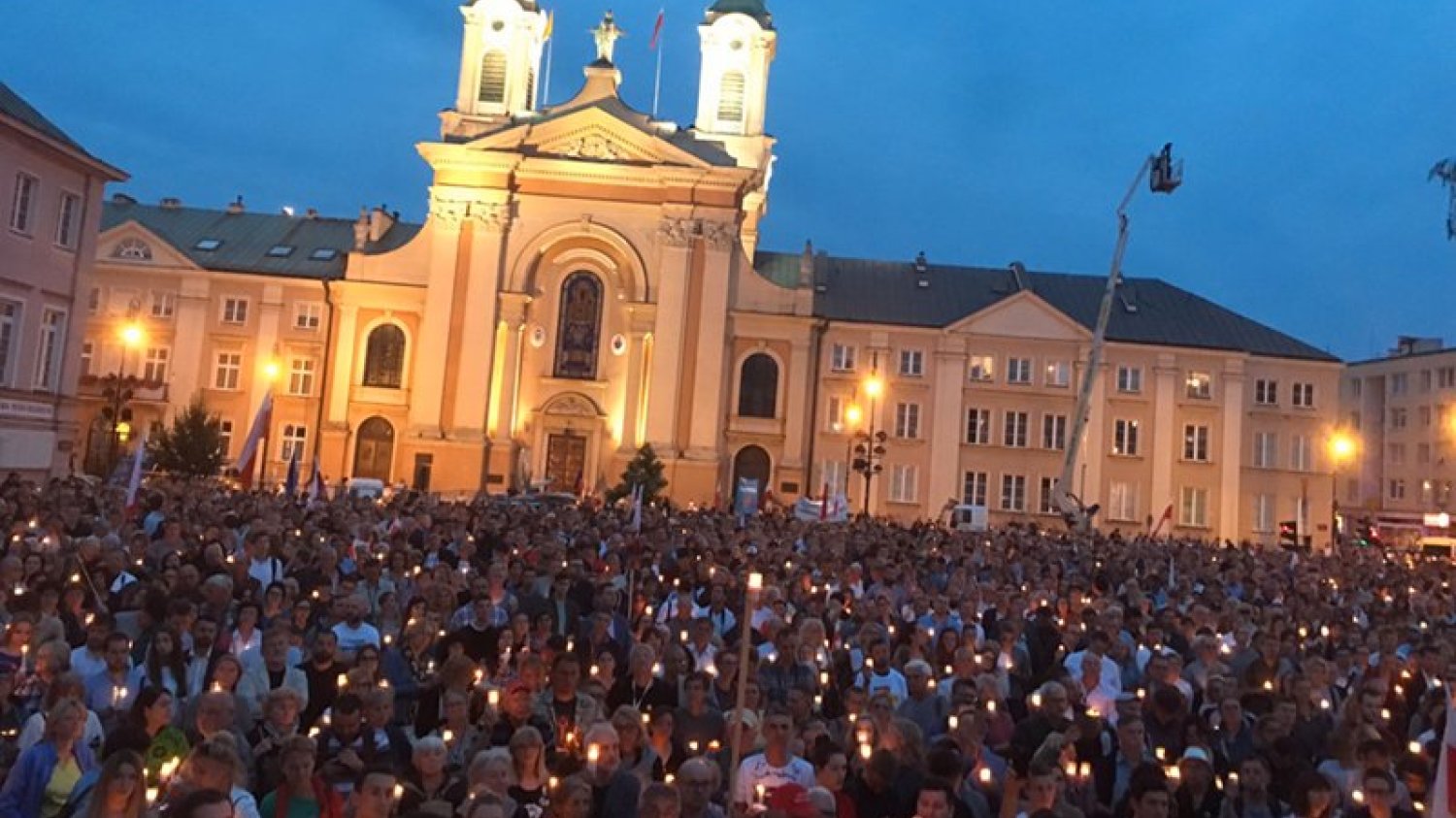 Na pl. Krasińskich niejednej osobie przeleciał dreszcz po plecach. Cichy, poruszający, protest w obronie niezawisłości sądu.