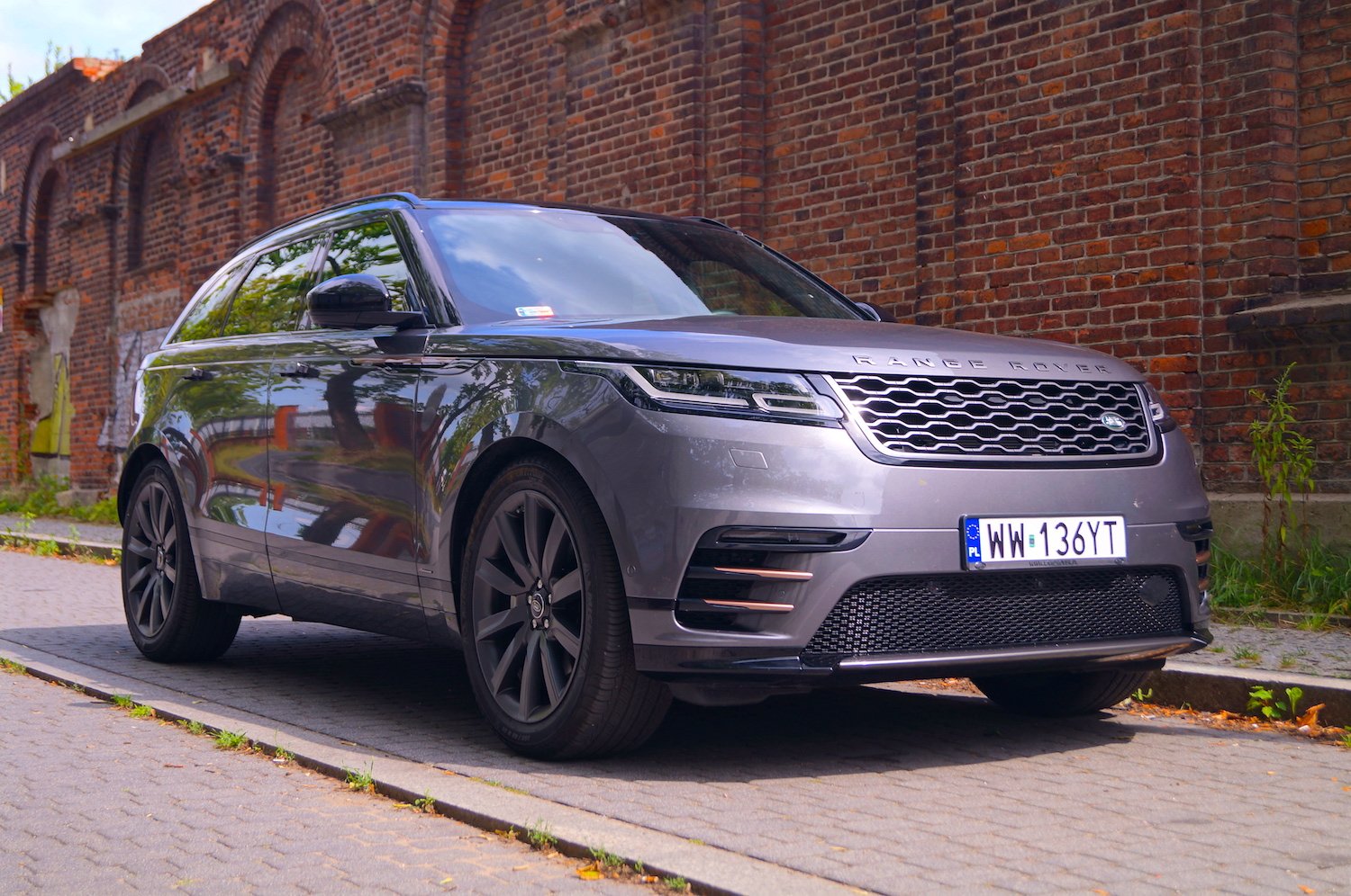 Range Rover Velar to duży SUV klasy premium dla najbardziej wymagających kierowców.