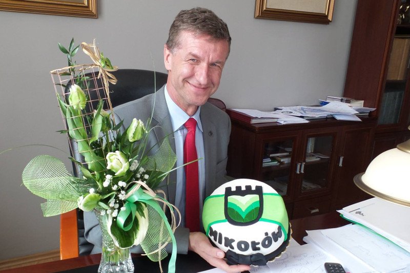 Jak w tanim romansie. Najpierw burmistrz ją dwukrotnie awansował, teraz przyznaje: "związałem życie z asystentką"