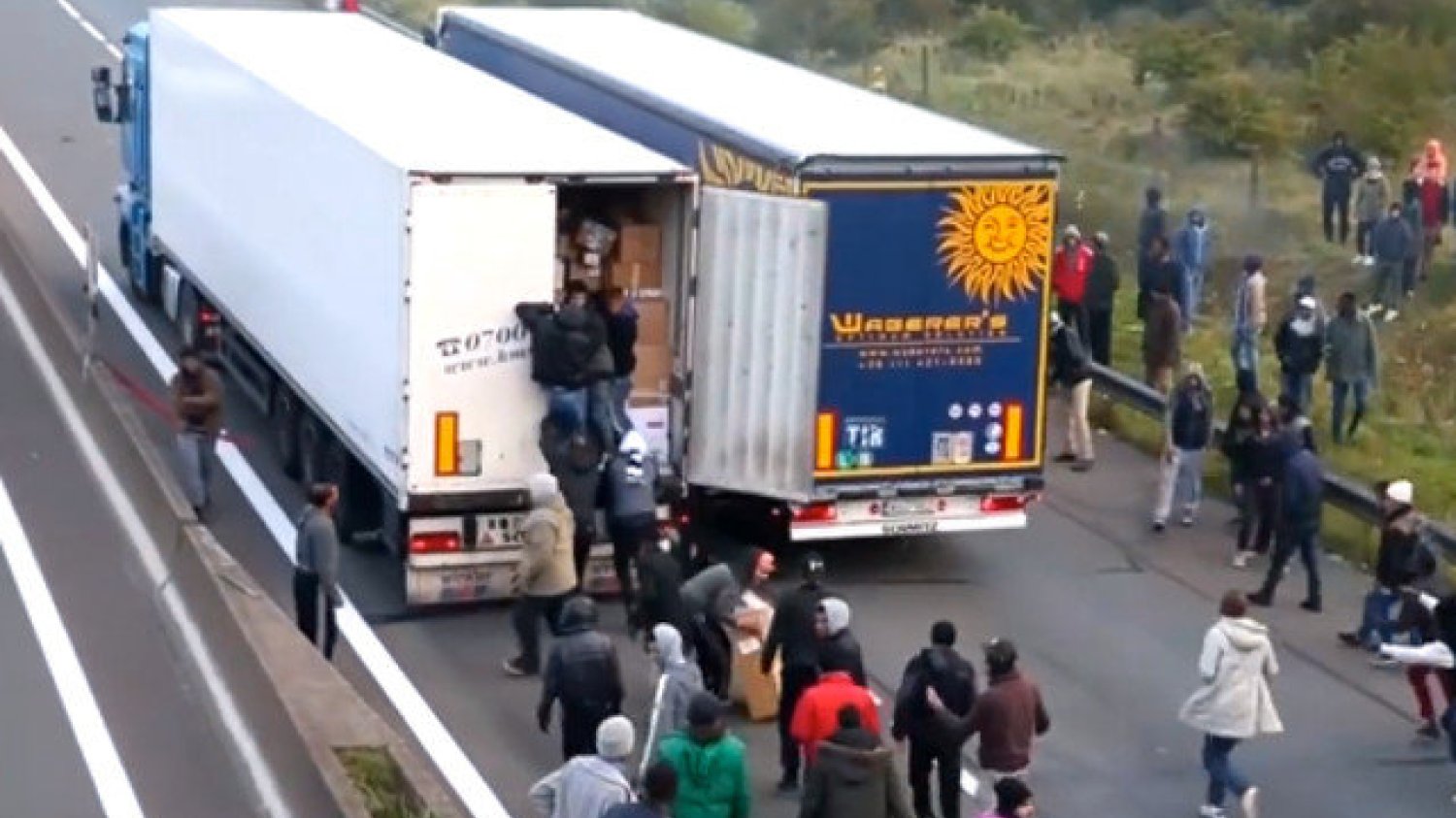 Migranci urządzają blokady na francuskich autostradach, by wskakiwać na TIR-y  podjąć próbę przedostania się nimi do Wielkiej Brytanii.