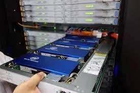 W każdej z kilkunastu tysięcy szuflad Tianhe-2 znajduje się po kilka niebieskich koprocesorów obliczeniowych Xeon Phi 31S1P Intel-a. Każdy zawiera 57 rdzeni obliczeniowych, które liczą do 4 wątków na raz, z cyklem zegara poniżej 1 ns (częstością 1.1 GHz)