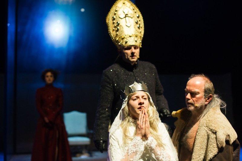 W spektaklu pojawia się m.in. scena gwałtu.