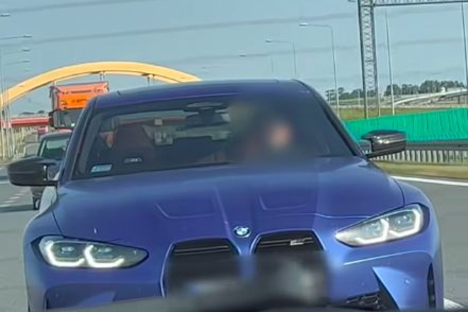 Grzywna i zakaz prowadzenia pojazdów dla agresywnego kierowcy BMW na autostradzie A1.