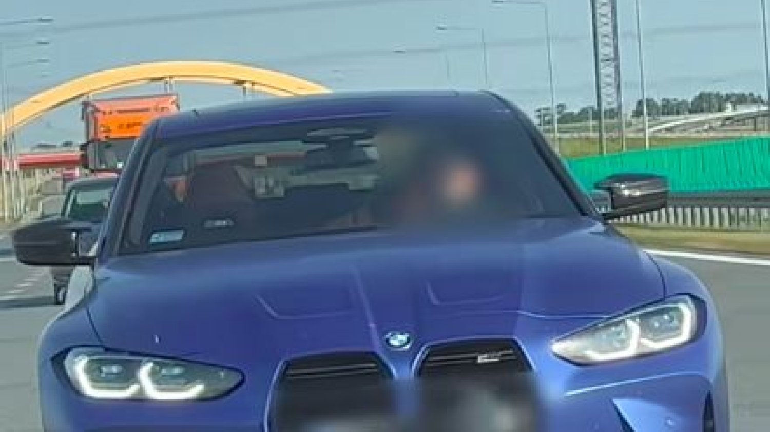 Grzywna i zakaz prowadzenia pojazdów dla agresywnego kierowcy BMW na autostradzie A1.