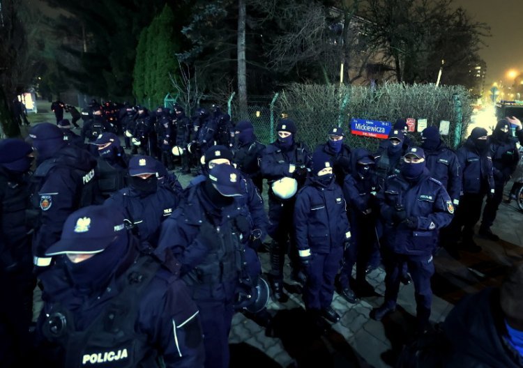 Policja wielokrotnie ochraniała dom Kaczyńskiego na Żoliborzu przed protestującymi (zdjęcie poglądowe)
