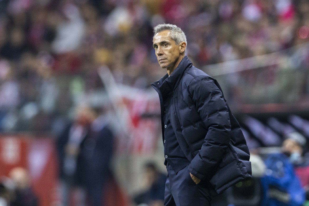 Paulo Sousa w okresie swojej pracy dla reprezentacji Polski nie narzeka na brak zainteresowania jego osobą w piłce klubowej.