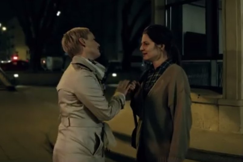 "Dobrzy ludzie powinni mieszkać w dobrym miejscu". Tak brzmi najnowsza kampania firmy deweloperskiej Dom Development, która wywołała kontrowersje. Psycholog Maria Rotkiel poddaje analizie tę kampanię