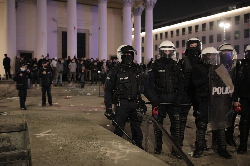 Warszawska policja próbowała kąśliwie odpowiedzieć prezydentowi stolicy Rafałowi Trzaskowskiemu, ale tylko pogłębiła swoje problemy wizerunkowe.