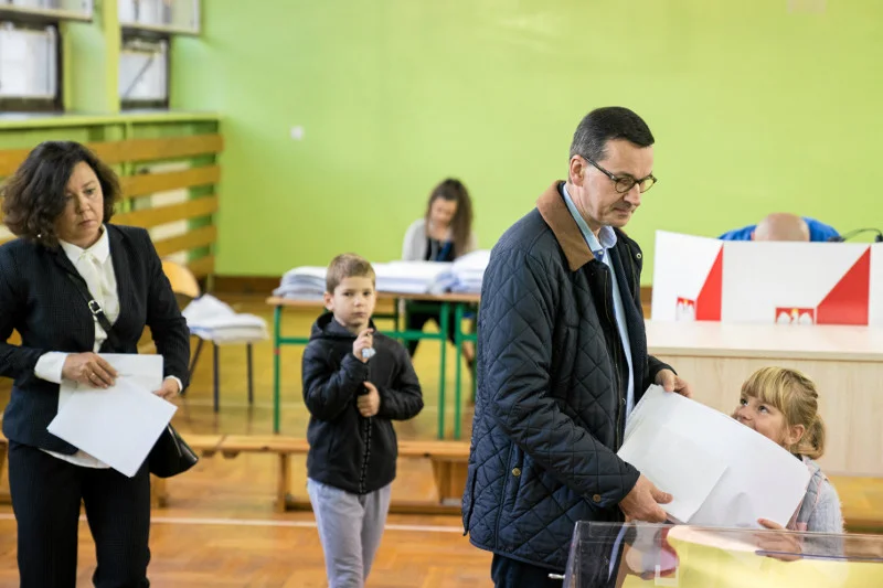 Premier Mateusz Morawiecki głos w wyborach samorządowych oddawał w towarzystwie rodziny