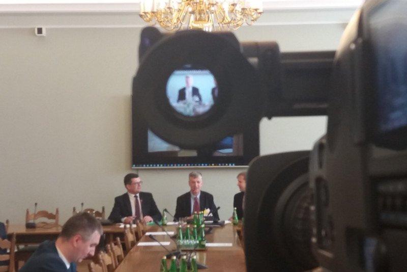 Brytyjczyk Jonathan Jeffes (w środku) podczas spotkania w Sejmie.
