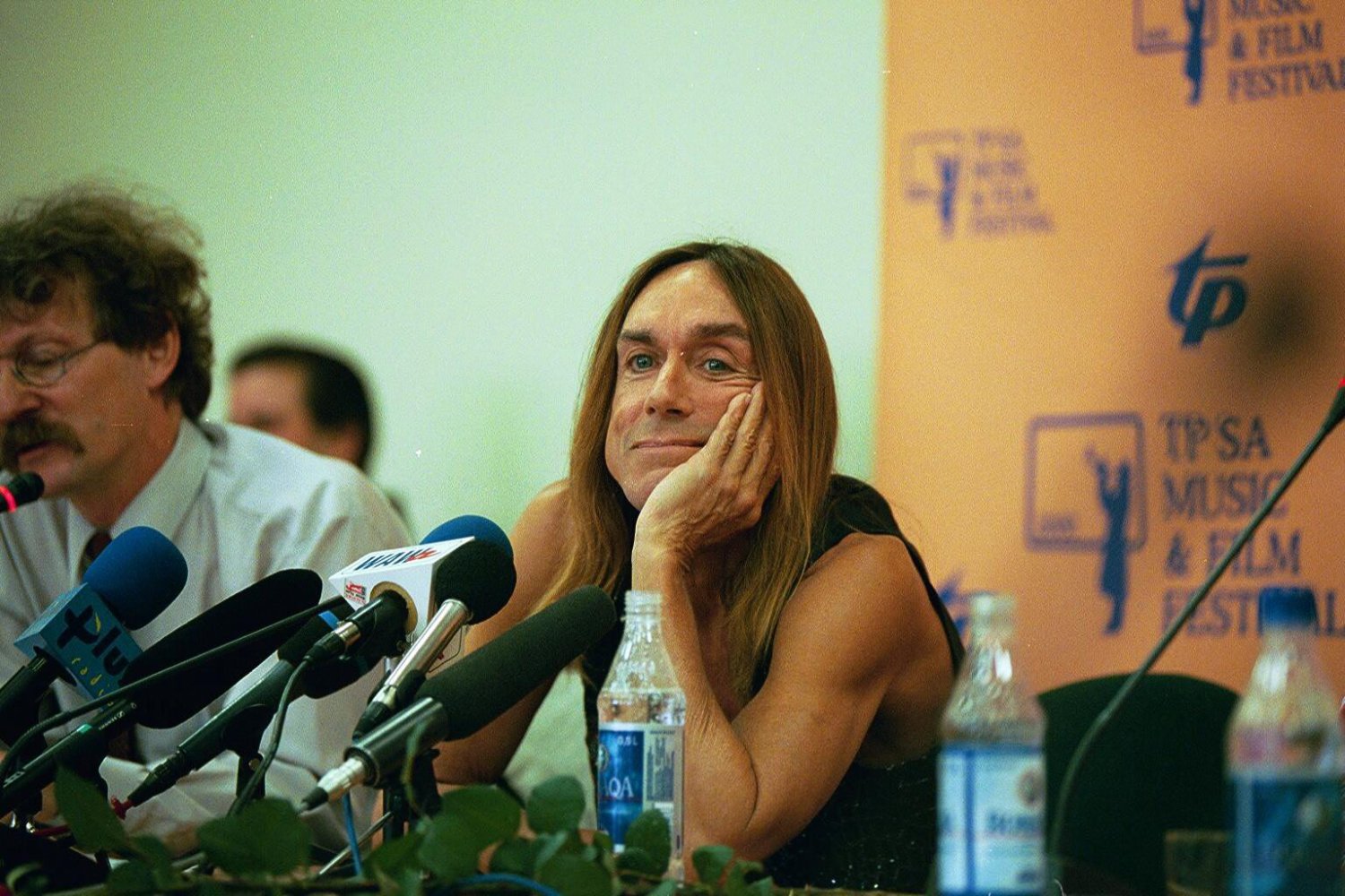 Iggy Pop na czasie konferencji prasowej w Warszawie (2000 r.).