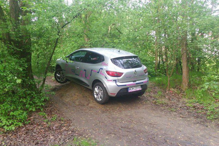 Auto Traficar zaparkowane na "hopce" w lesie.