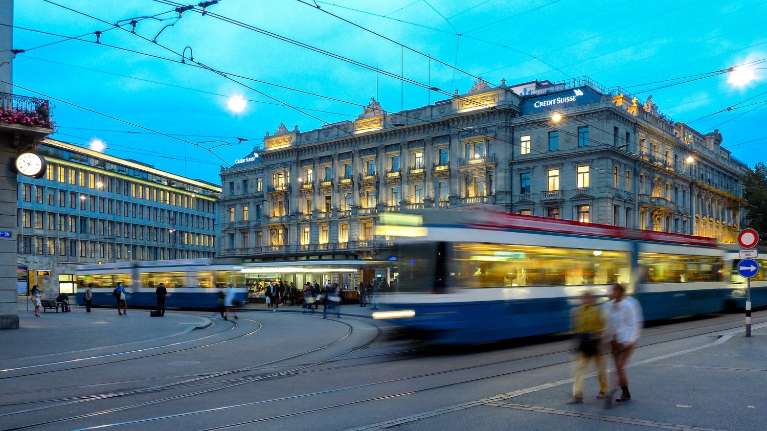 Paradeplatz - serce dzielnicy finansowej w Zurychu.