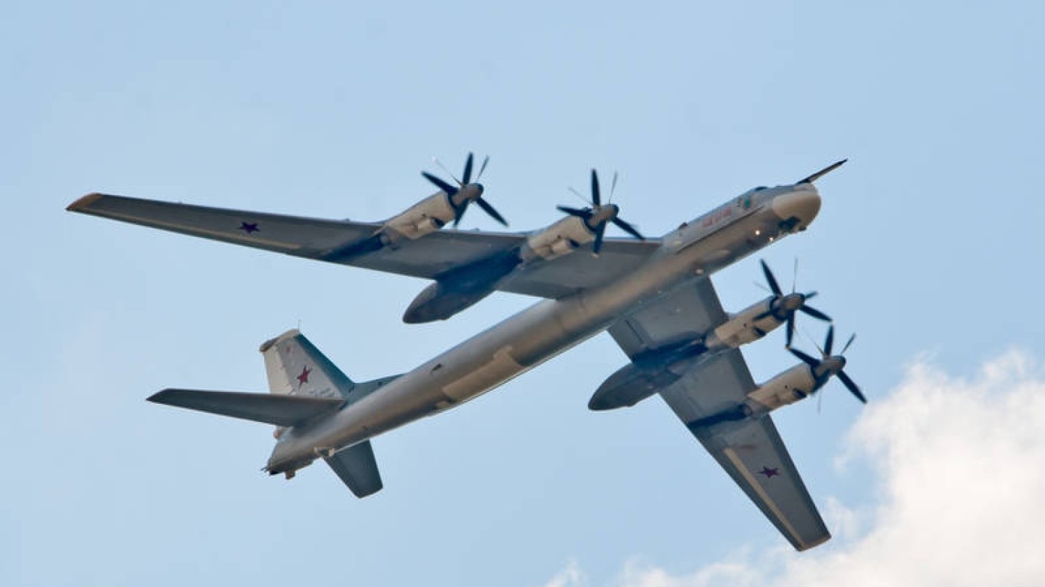 Rosyjski bombowiec [url=http://shutr.bz/1f79V1m]Tu-95[/url]. Tego typu maszyny przechwyciły w środę myśliwce NATO.