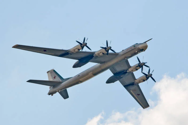 Rosyjski bombowiec [url=http://shutr.bz/1f79V1m]Tu-95[/url]. Tego typu maszyny przechwyciły w środę myśliwce NATO.