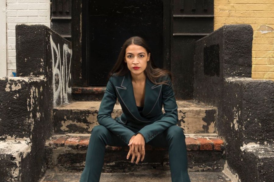 29-letnia Amerykanka pokonała w prawyborach politycznego wyjadacza, teraz chce pokonać establishment