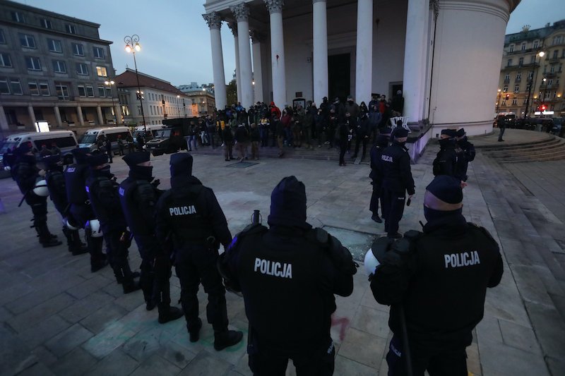 Na Placu Trzech Krzyży panuje spokój – informował tuż po 18:00 dziennikarz obserwujący Strajk Kobiet na Warszawę. Nacjonaliści pozostali na schodach kościoła. Na Placu Trzech Krzyży panuje spokój – informował tuż po 18:00 dziennikarz obserwujący Strajk Kobiet na Warszawę. Nacjonaliści pozostali na schodach kościoła.