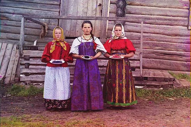 Rok 1909. Trzy młode mieszkanki wsi leżącej nieopodal miasta Kiriłłow