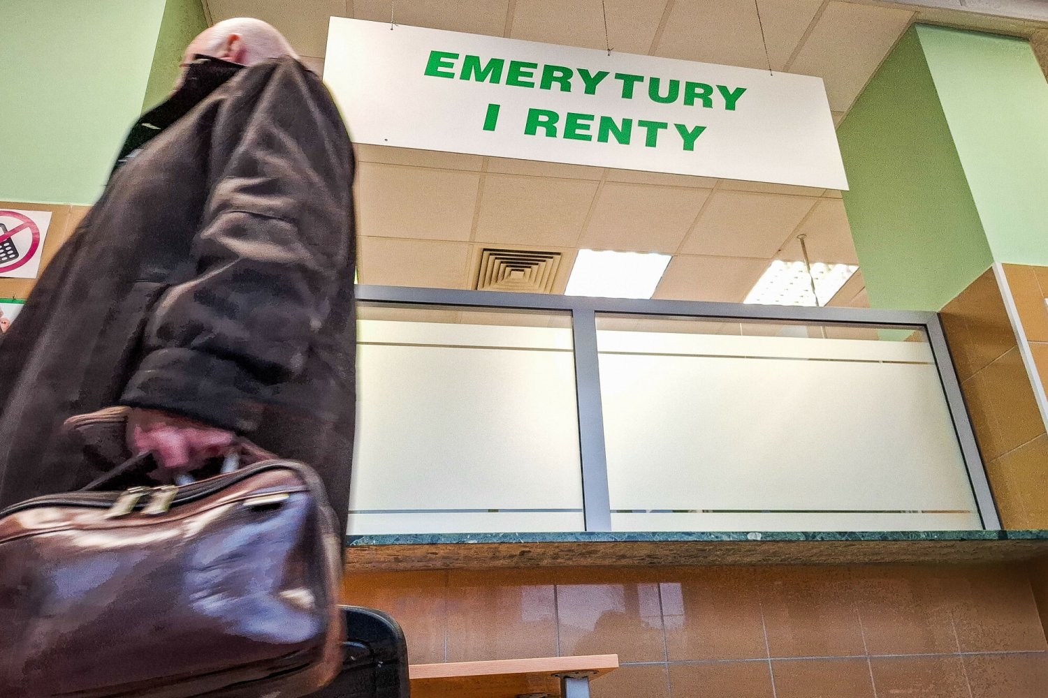 Renta wdowia jest też dla mężczyzn. Kto może złożyć wniosek do ZUS?