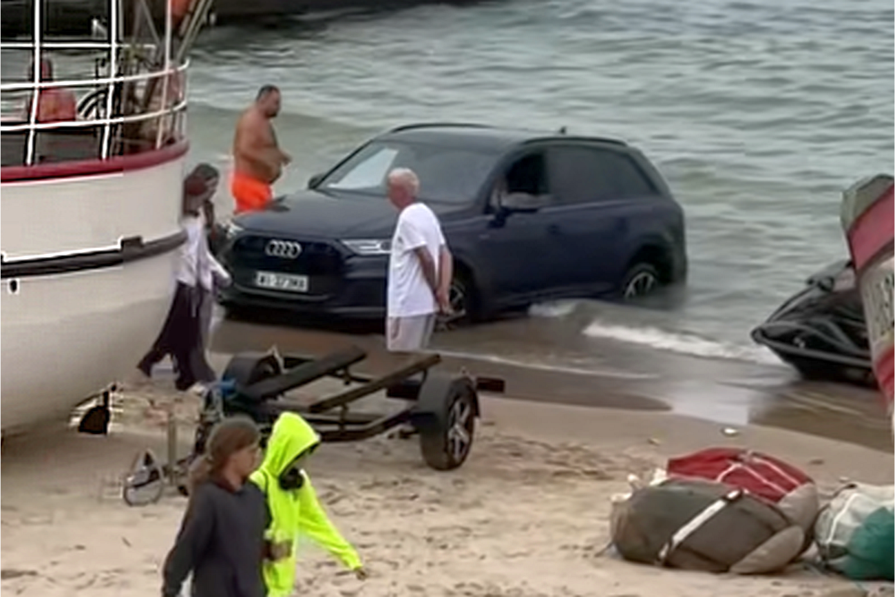 Wjechał swoim autem do Bałtyku i utknął. Nagranie z plaży już jest hitem