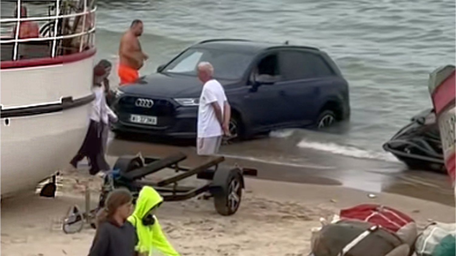 Mężczyzna utopił auto na plaży w Jarosławcu Mężczyzna utopił auto na plaży w Jarosławcu