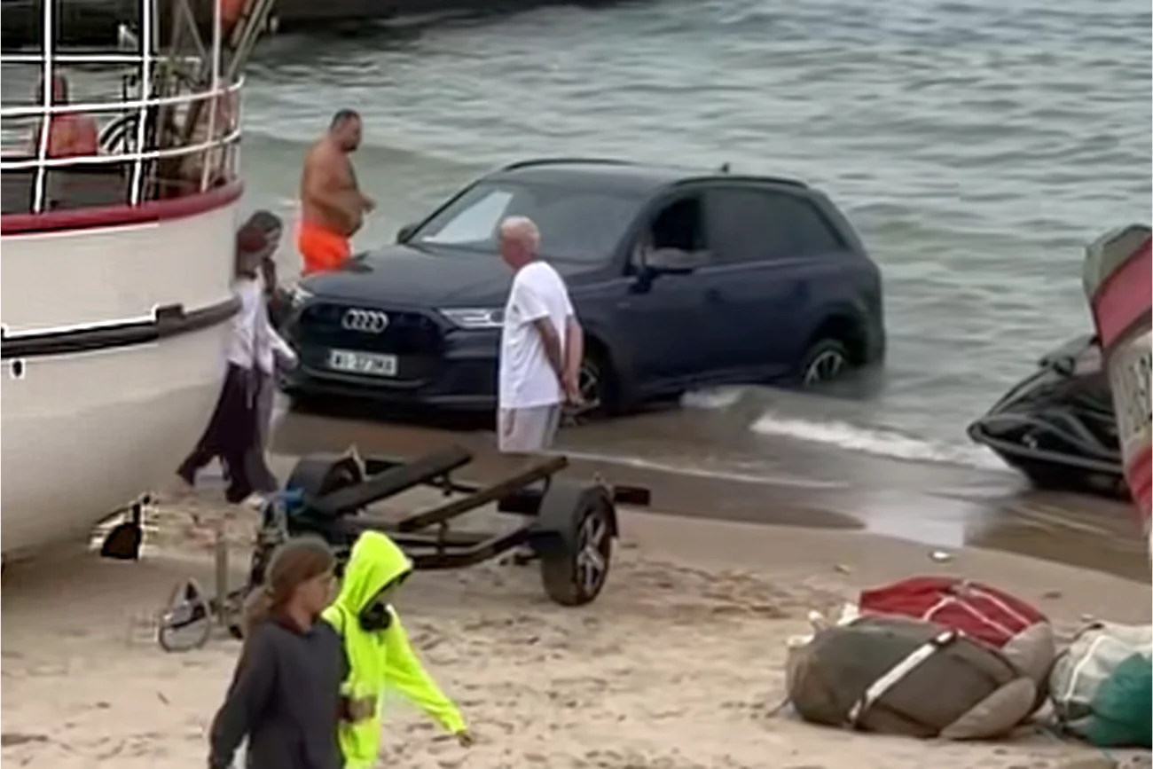 Mężczyzna utopił auto na plaży w Jarosławcu