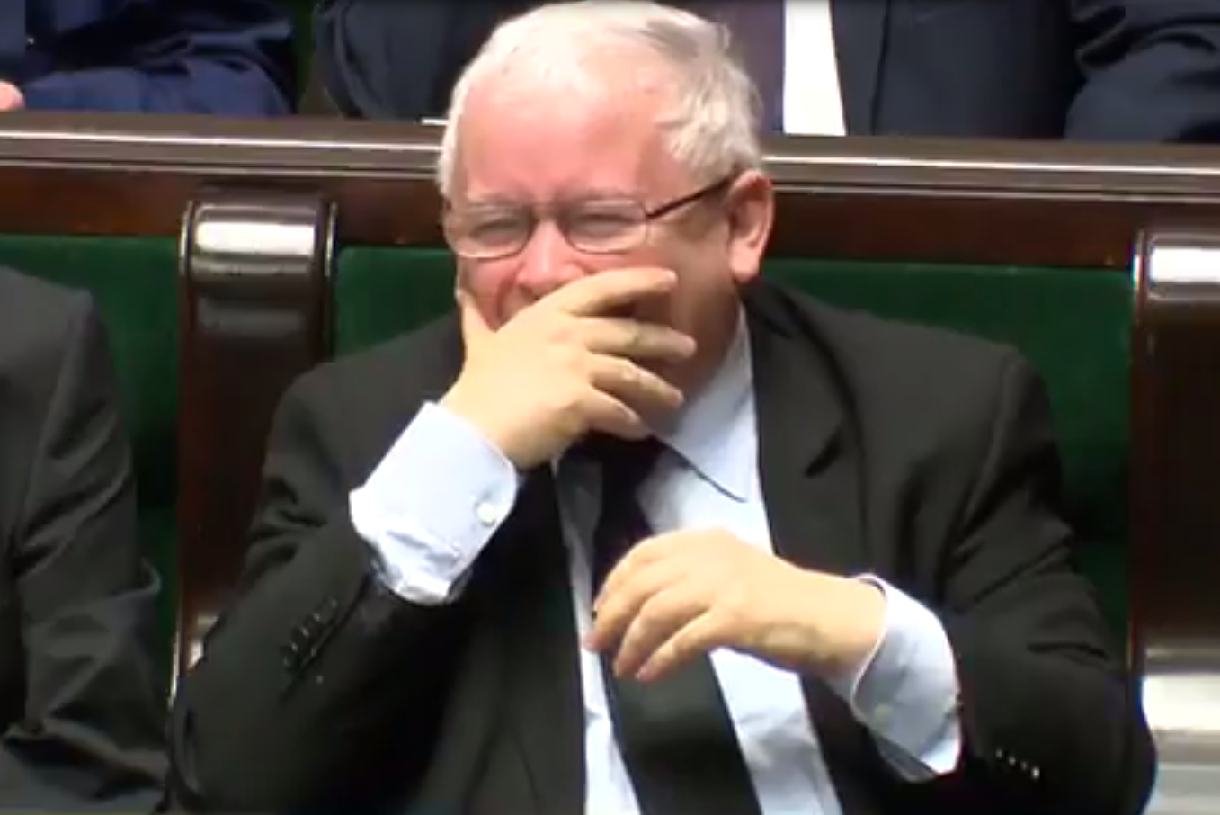 Wiele osób chciałoby się dowiedzieć co tak rozbawiło prezesa Kaczyńskiego.