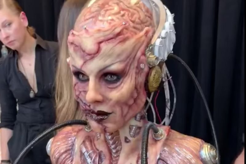 Założenie kostiumu było czasochłonne.