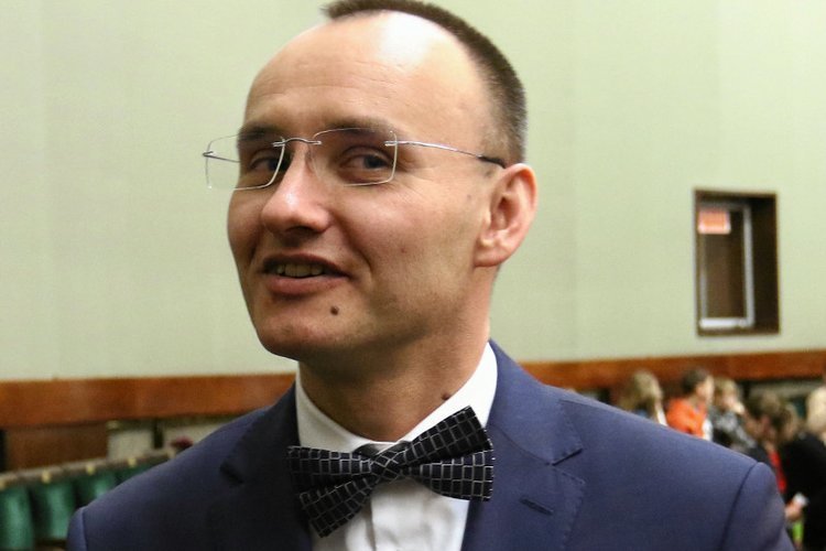 Rzecznik Praw Dziecka Mikołaj Pawlak na szkolnym zdjęciu pozował w stroju ORMO.