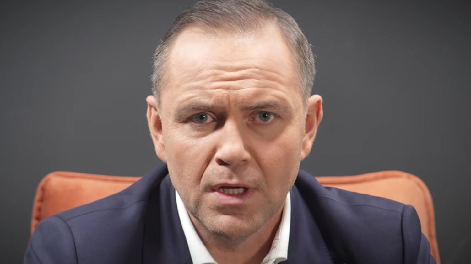 Nawrocki na początku debaty zamieścił film. Taką linię obrony przyjął kandydat PiS Nawrocki tłumaczy się z afery mieszkaniowej. Wrzucił film po starcie debaty