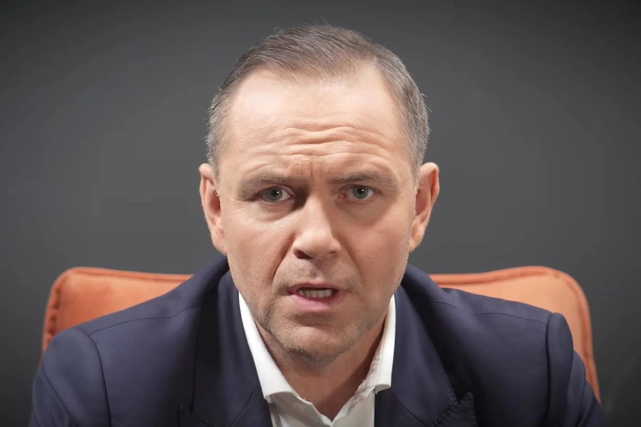 Nawrocki na początku debaty zamieścił film. Taką linię obrony przyjął kandydat PiS Nawrocki tłumaczy się z afery mieszkaniowej. Wrzucił film po starcie debaty