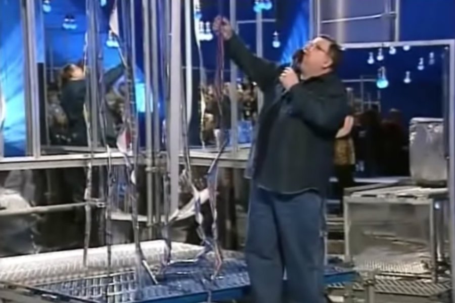 "Szansę na sukces" TVP emitowała przez 19 lat, aż do 2012 roku. Prowadzącym był Wojciech Mann.