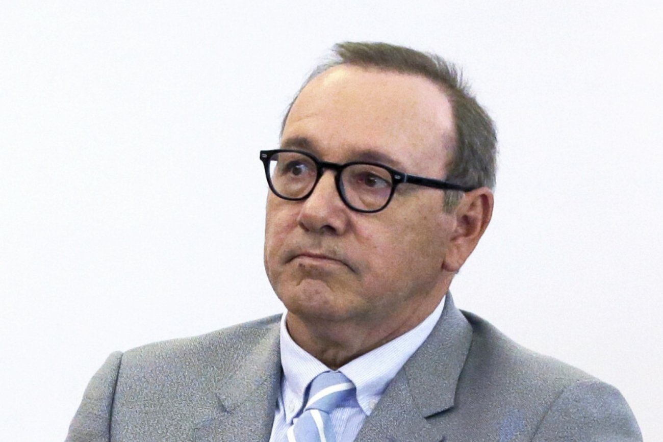Kiedy Kevin Spacey stanie przed sądem w Londynie? Usłyszał pięć zarzutów.