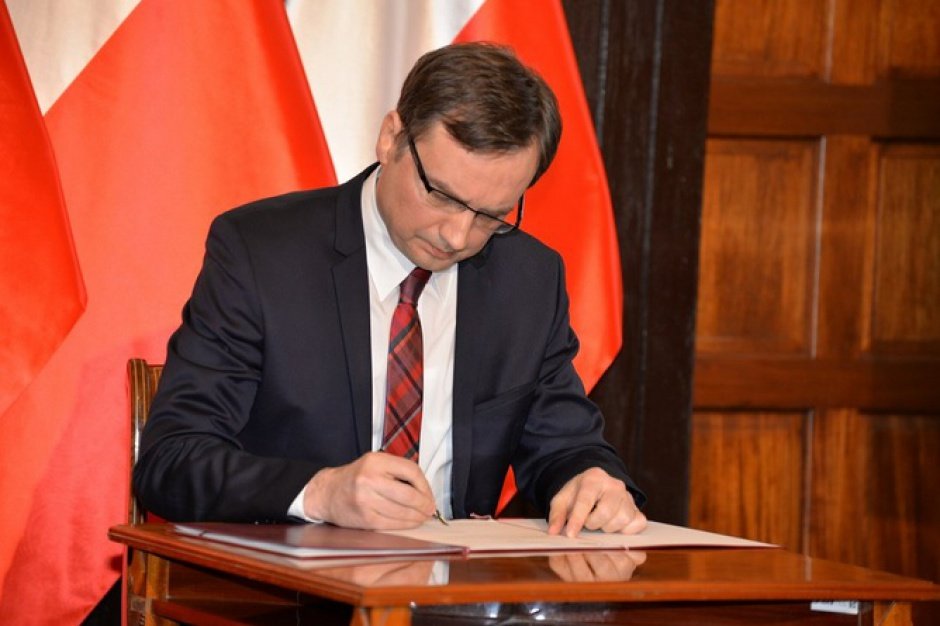 List Zbigniewa Ziobry do Trybunału Konstytucyjnego jest swego rodzaju groźbą, ma wywrzeć presję - ocenił rzecznik Krajowej Rady Sądownictwa Waldemar Żurek.