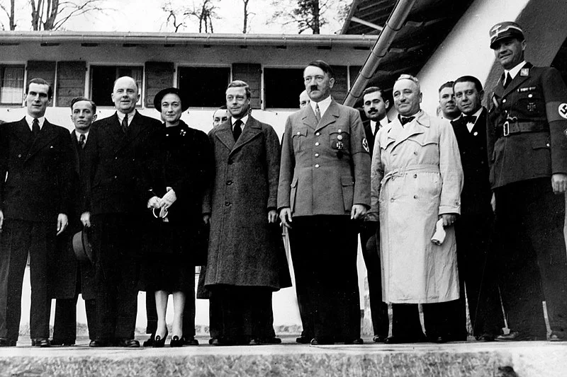 Edward VIII Windsor był oskarżany o nazistowskie sympatie. Na zdjęciu ówczesny książę i księżna na spotkaniu z Adolfem Hitlerem w 1937 roku
