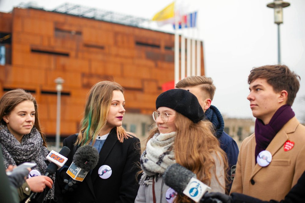 "Marsz ponad podziałami" przeszedł ulicami Gdańska. Uczniowie trójmiejskich szkół protestowali przeciwko mowie nienawiści w życiu publicznym.
