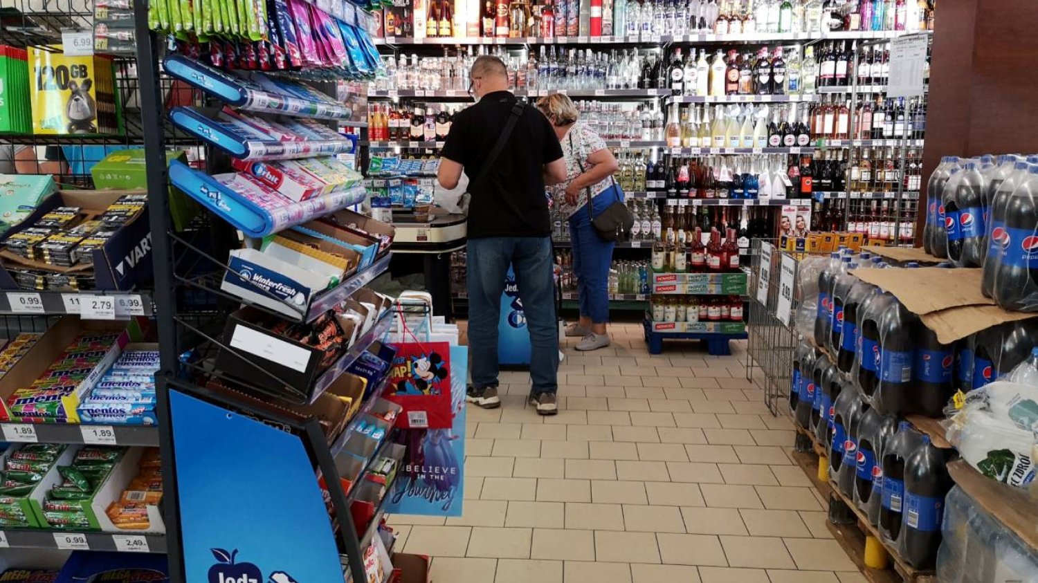Czesi szturmują Dino. Wcześniej przyjeżdżali na zakupy do Biedronki Czesi szturmują Dino. Wcześniej przyjeżdżali na zakupy do Biedronki