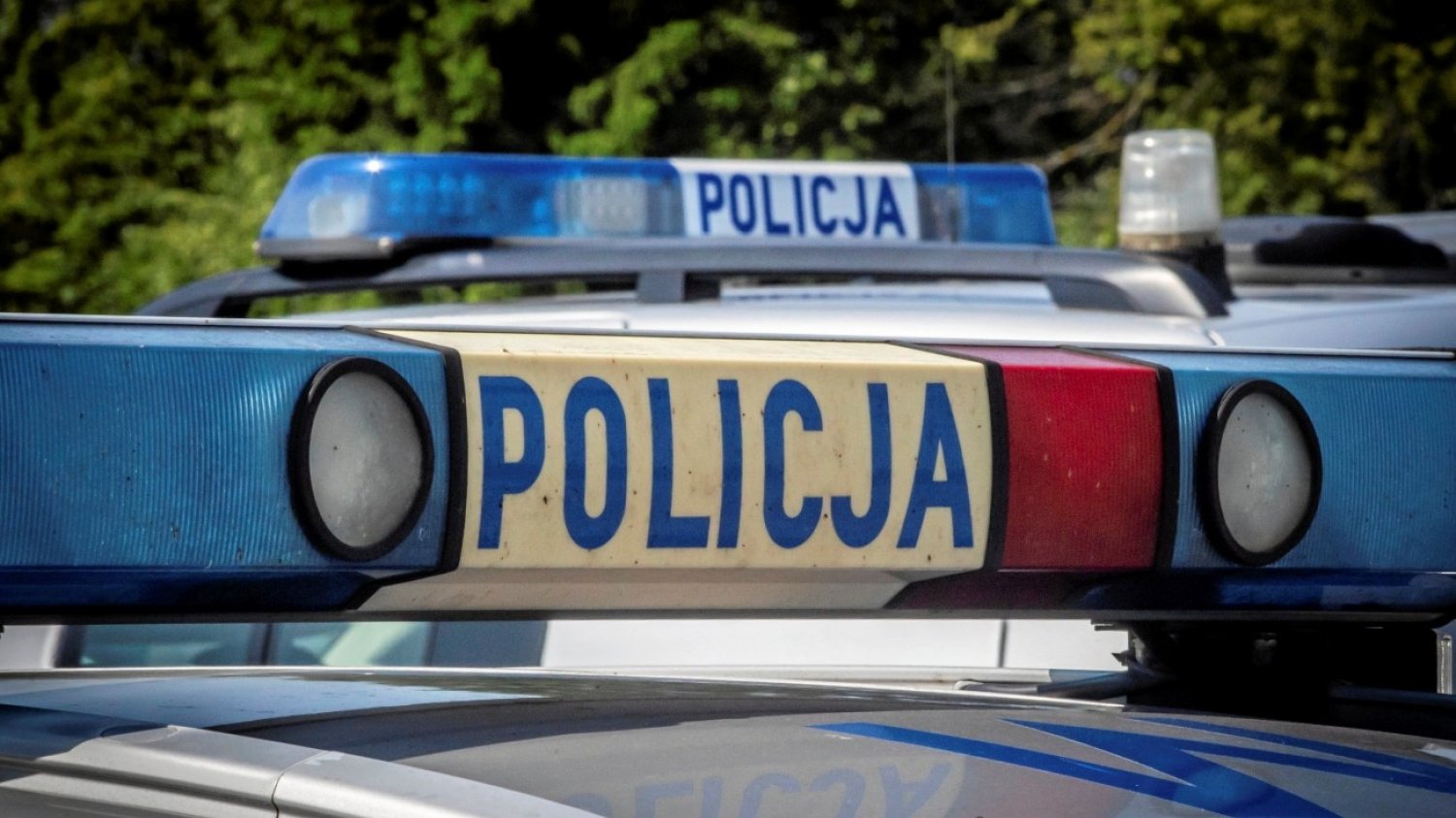 Tragedia w Rabie Wyżnej. Na parkingu znaleziono ciało kobiety. Prawdopodobnie zabił ją mąż. Radiowozy policyjne. Tragedia w Rabie Wyżnej. Na parkingu znaleziono ciało kobiety. Prawdopodobnie zabił ją mąż.