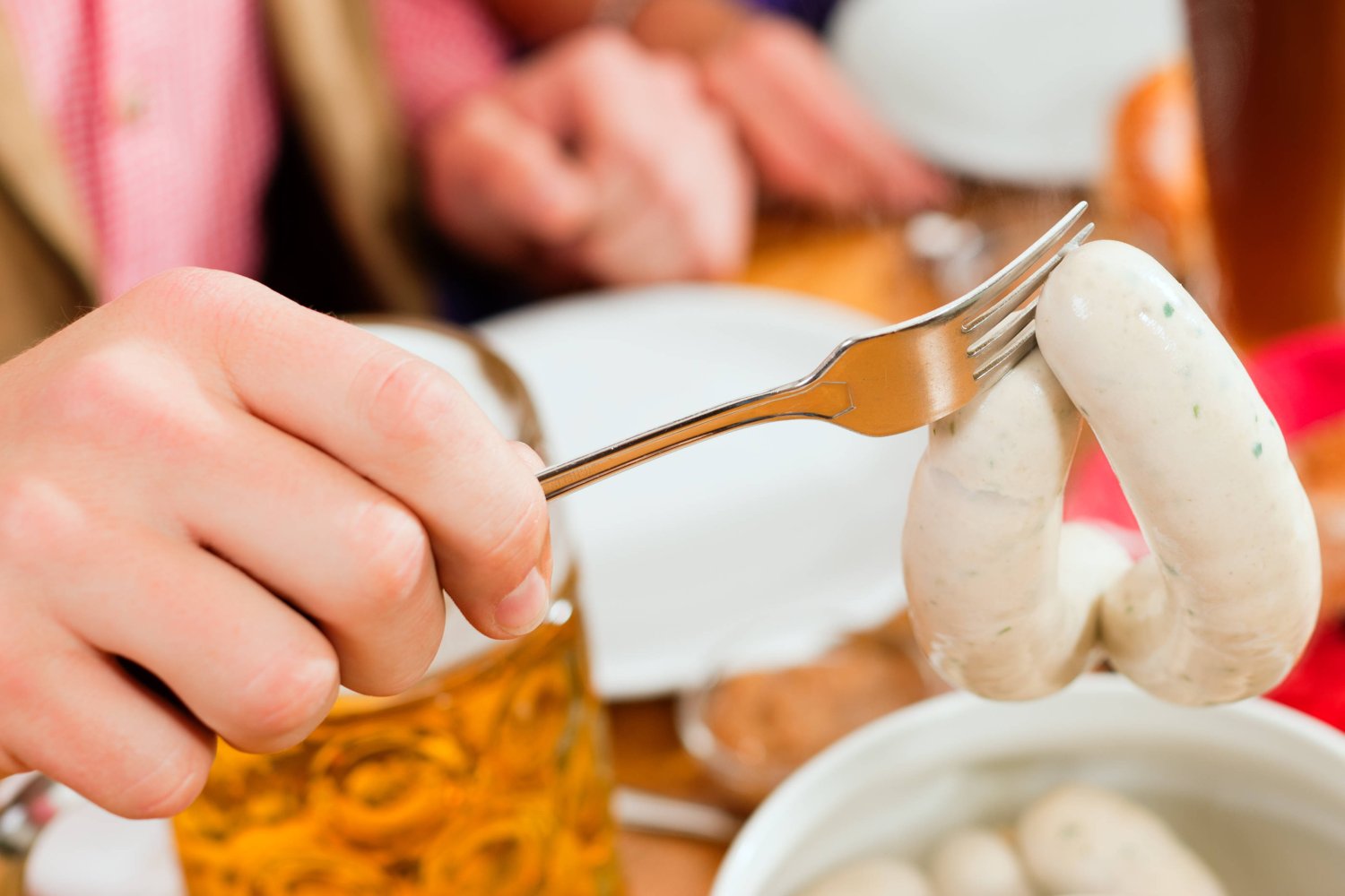 Polacy piją więcej piwa, za to jedzą mniej owoców i warzyw. Na szczęście zastąpili wołowinę drobiem.