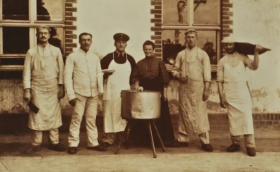 Zdjęcie z otwarcia cukierni Łyskawa z 1928 roku