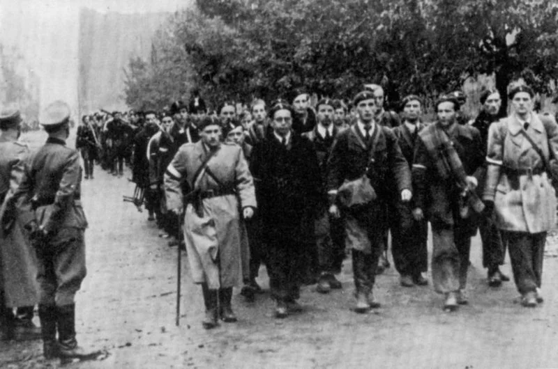 Powstańcy z pełnymi honorami opuszczają okupowane przez Niemców Warszawę