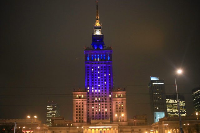 Pałac Kultury był już podświetlany na niebiesko i żółto w grudniu 2013 roku