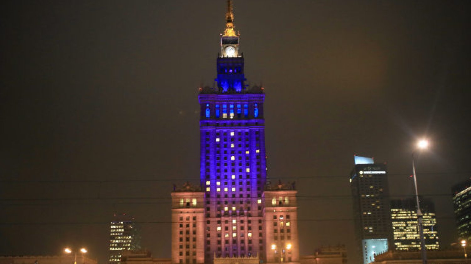 Pałac Kultury był już podświetlany na niebiesko i żółto w grudniu 2013 roku