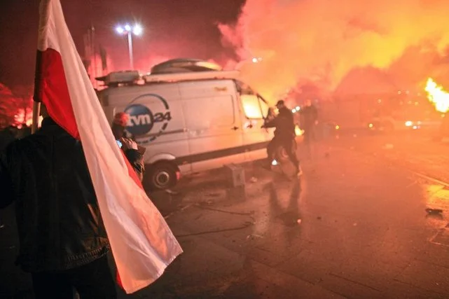 Płonący wóz TVN24 podczas Marszu Niepodległości 11.11.2011 r