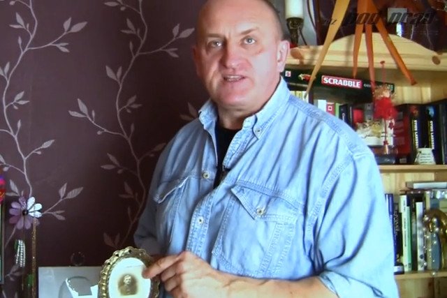 Marian Kowalski pokazuje zdjęcie swojego dziadka, który walczył z bolszewikami, mając 16 lat