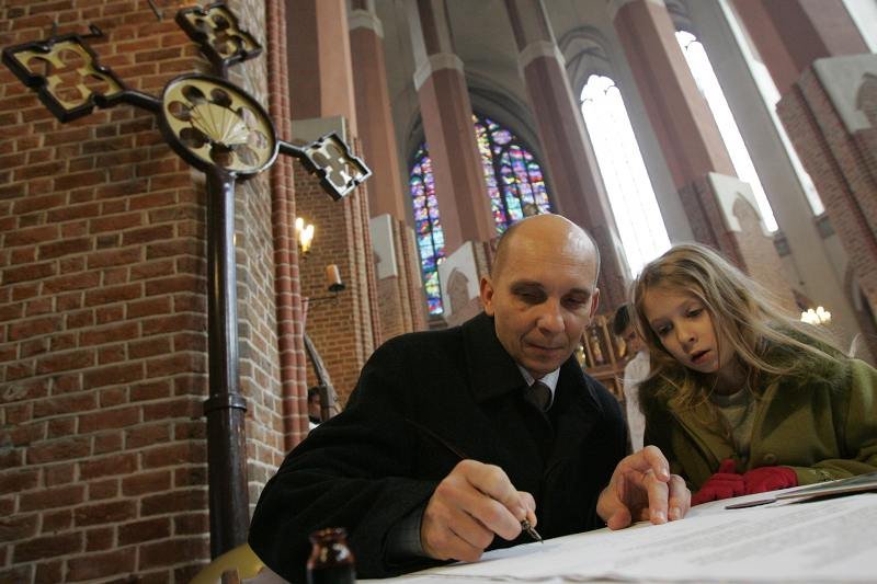 2007 rok, wojewoda zachodniopomorski, Robert Krupowicz podpisuje akt poświęcenia krzyża. W sobotę zawierzył gminę Goleniów Chrystusowi.