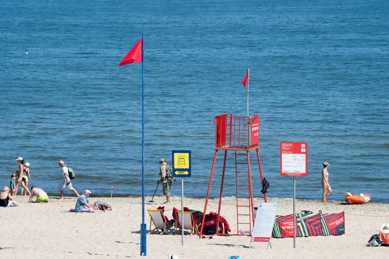 Potężne problemy nad morzem. Zakaz kąpieli przez sinice